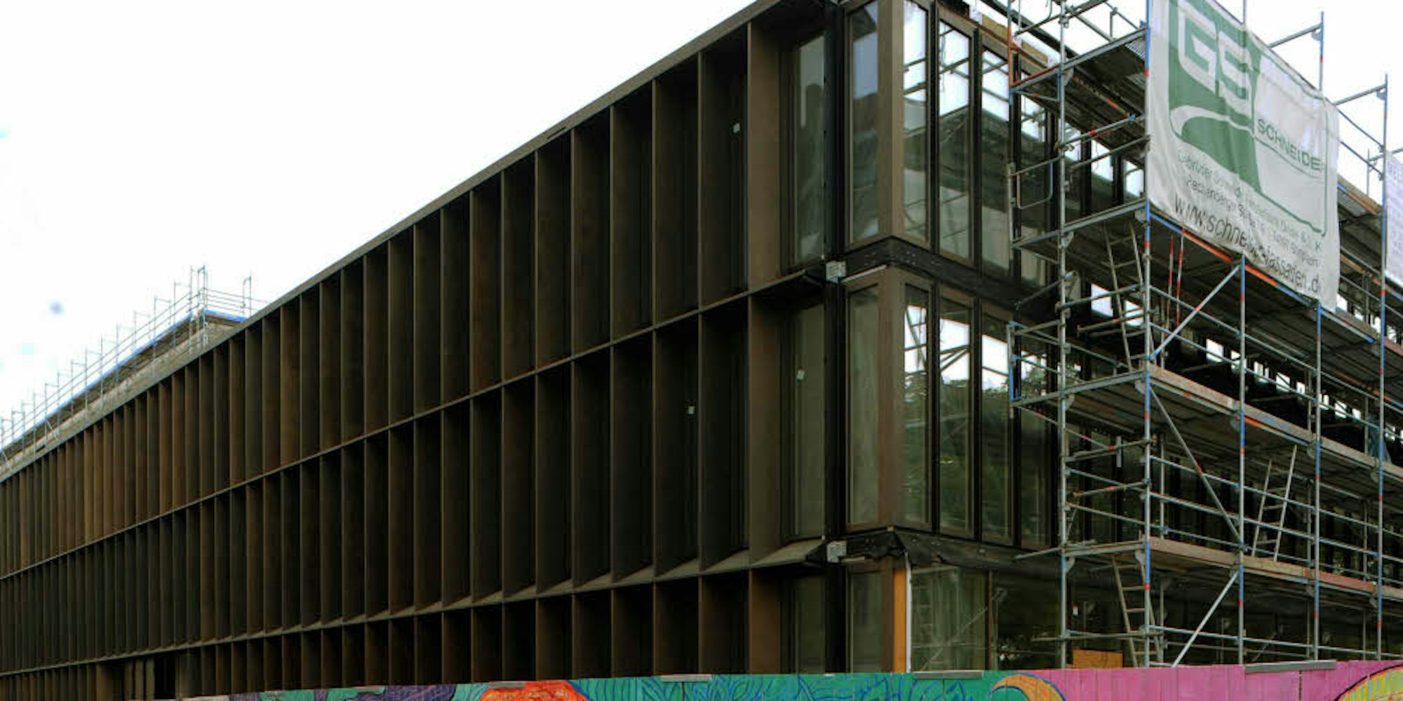Die aus Baubronze bestehende Lamellen-Fassade des Archiv-Neubaus am Eifelwall ist weitgehend montiert.