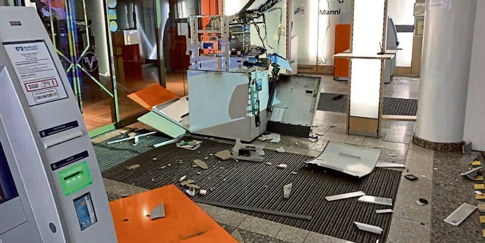 Ein Bild der Verwüstung: Der Geldautomat wurde durch die Sprengung erheblich beschädigt, dennoch mussten die Täter ohne Beute das Weite suchen.
