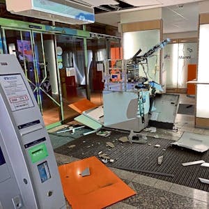 Ein Bild der Verwüstung: Der Geldautomat wurde durch die Sprengung erheblich beschädigt, dennoch mussten die Täter ohne Beute das Weite suchen.