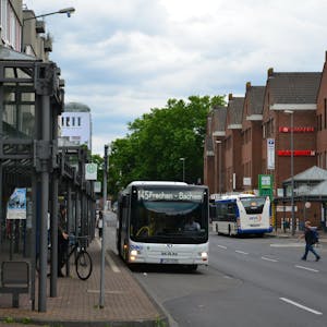Die Busse der Linie 145 fahren samstags künftig öfter. Über die Endhaltestelle wird noch debattiert.