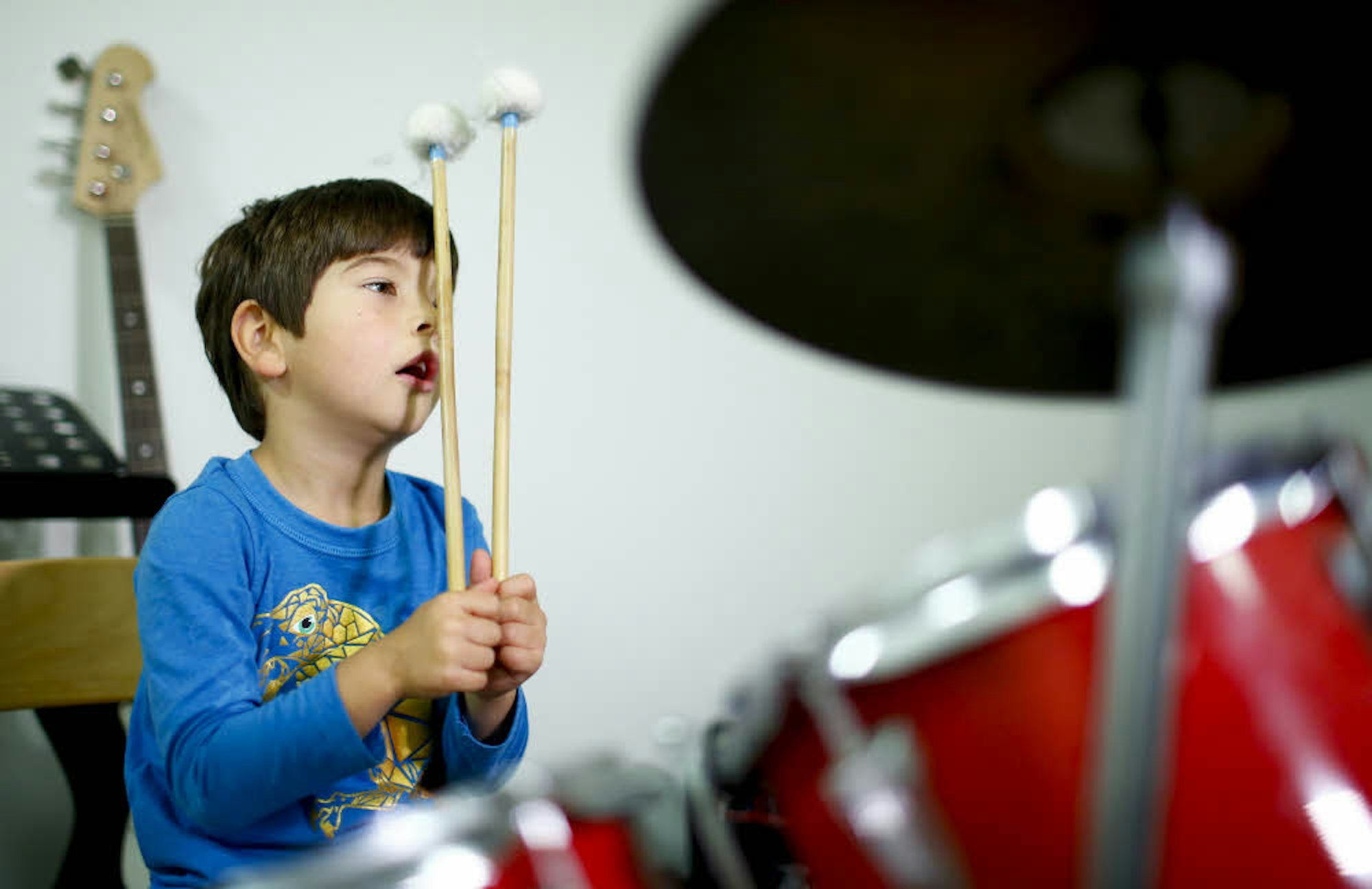Karl (Name geändert) ist fünf Jahre alt und lernt unter anderem am Schlagzeug in Kontakt mit seiner Umwelt zu treten