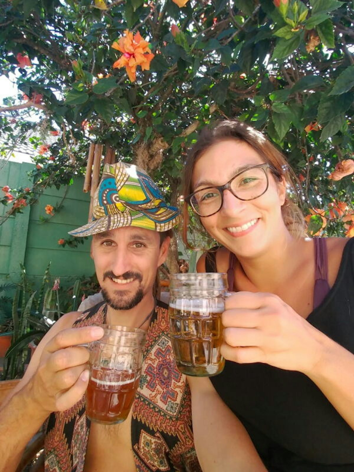 Auf Hawaii gibt es vielleicht kein Bier, aber in Südafrika durchaus. Dort hat Viola Saliu mit Freund Ricko das Glück gefunden.