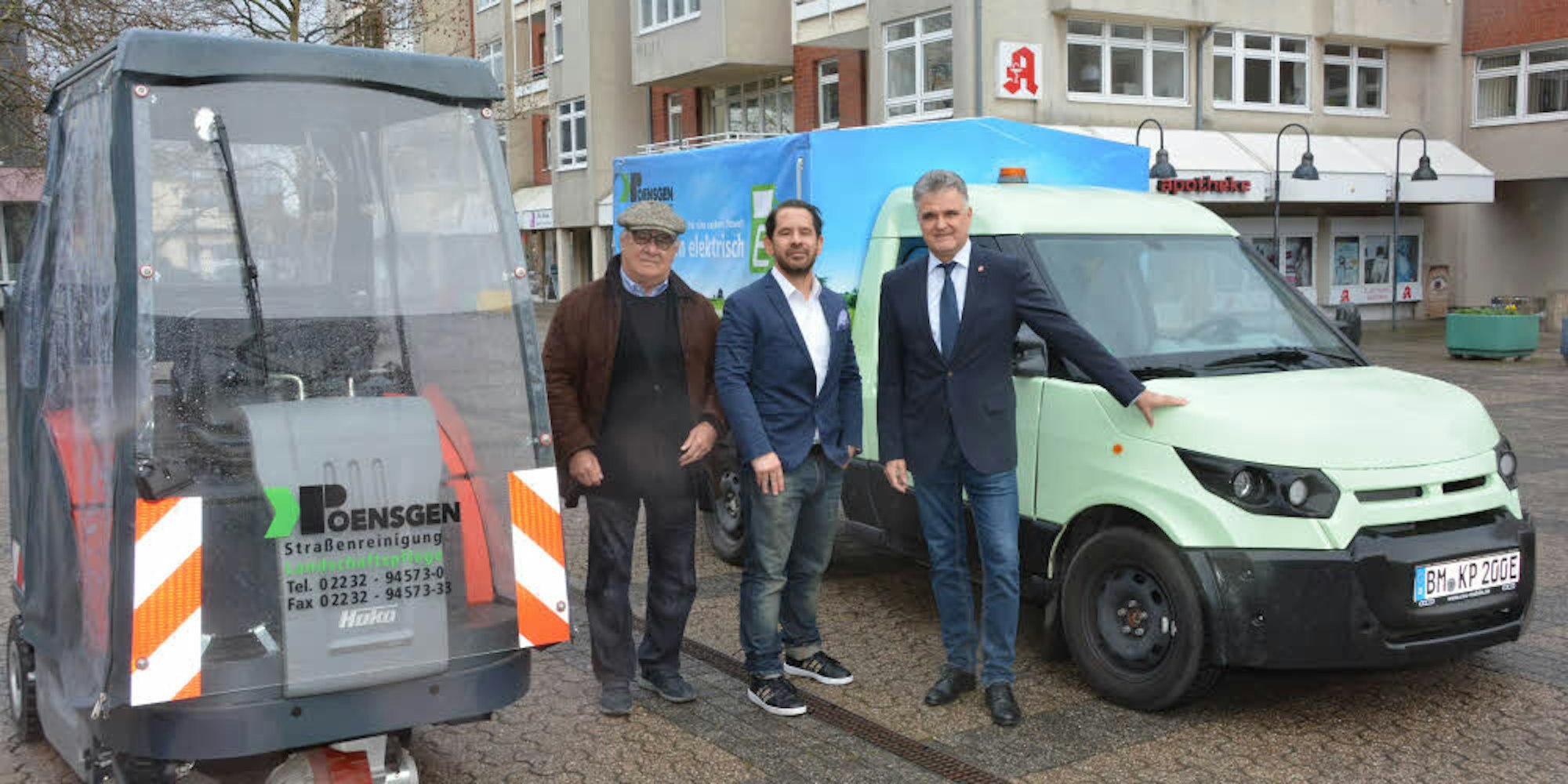 Hans-Paul und Christian Poensgen und Bürgermeister Esser (v.l.) mit der Kehrmaschine und dem Street Scooter.