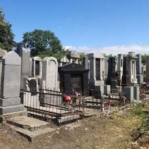 Den jüdischen Friedhof von Czernowitz in der Westukraine pflegen Mitglieder des Projekts regelmäßig.