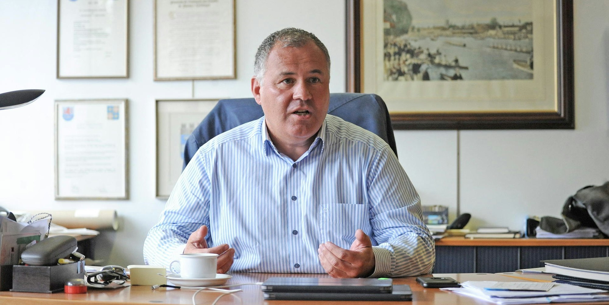 Frank Steffes in seinem Amtszimmer im Leichlinger Rathaus. Er ist seit 2014 als hauptamtlicher Bürgermeister Leiter der Stadtverwaltung.