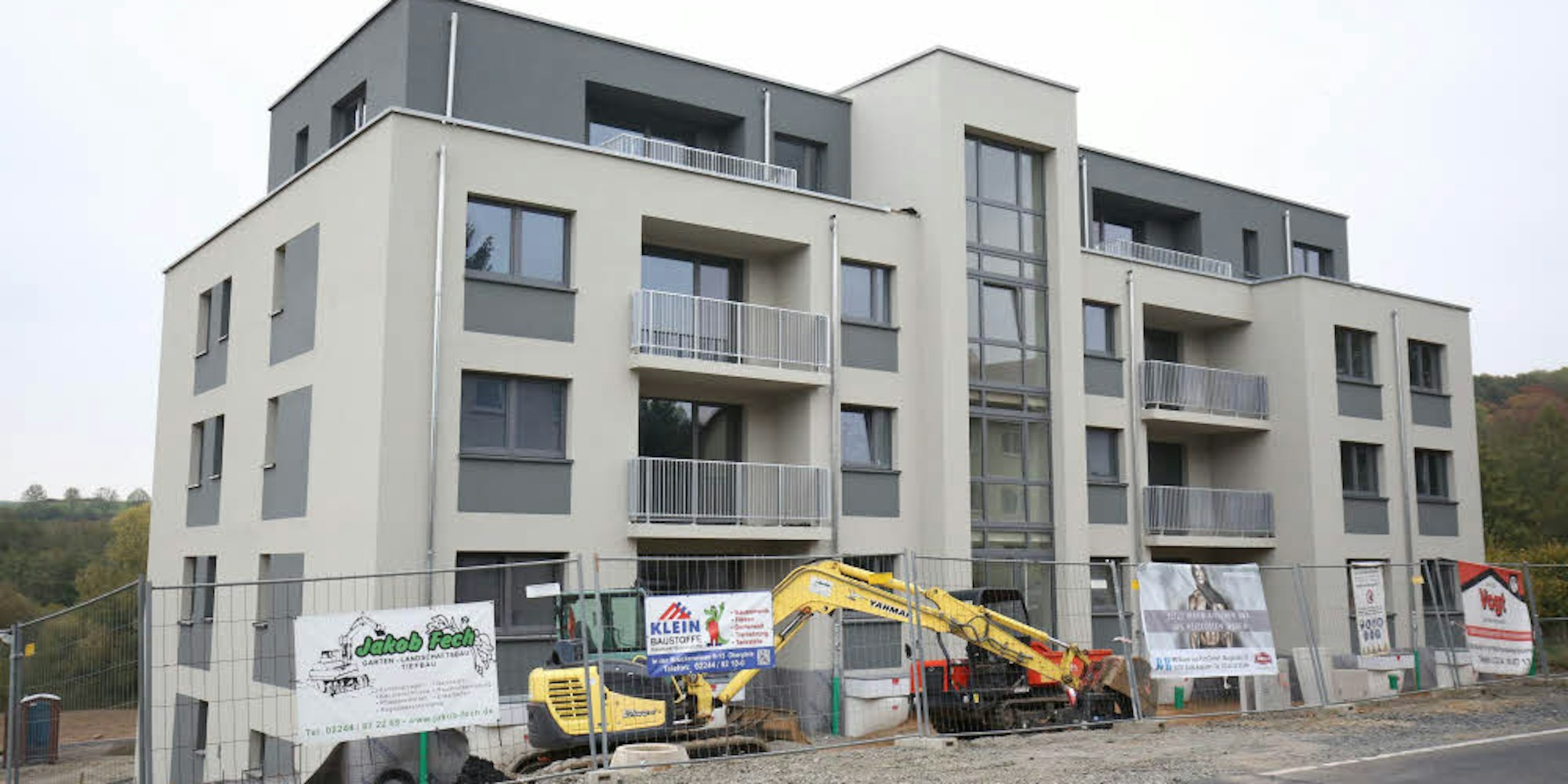 Der Neubau in der Herresbacher Straße 30 in Oberpleis steht unmittelbar vor der Fertigstellung. Seit September sind die insgesamt 15 Wohnungen vergeben, zum Ende des Jahres soll das Bauprojekt abgeschlossen sein.