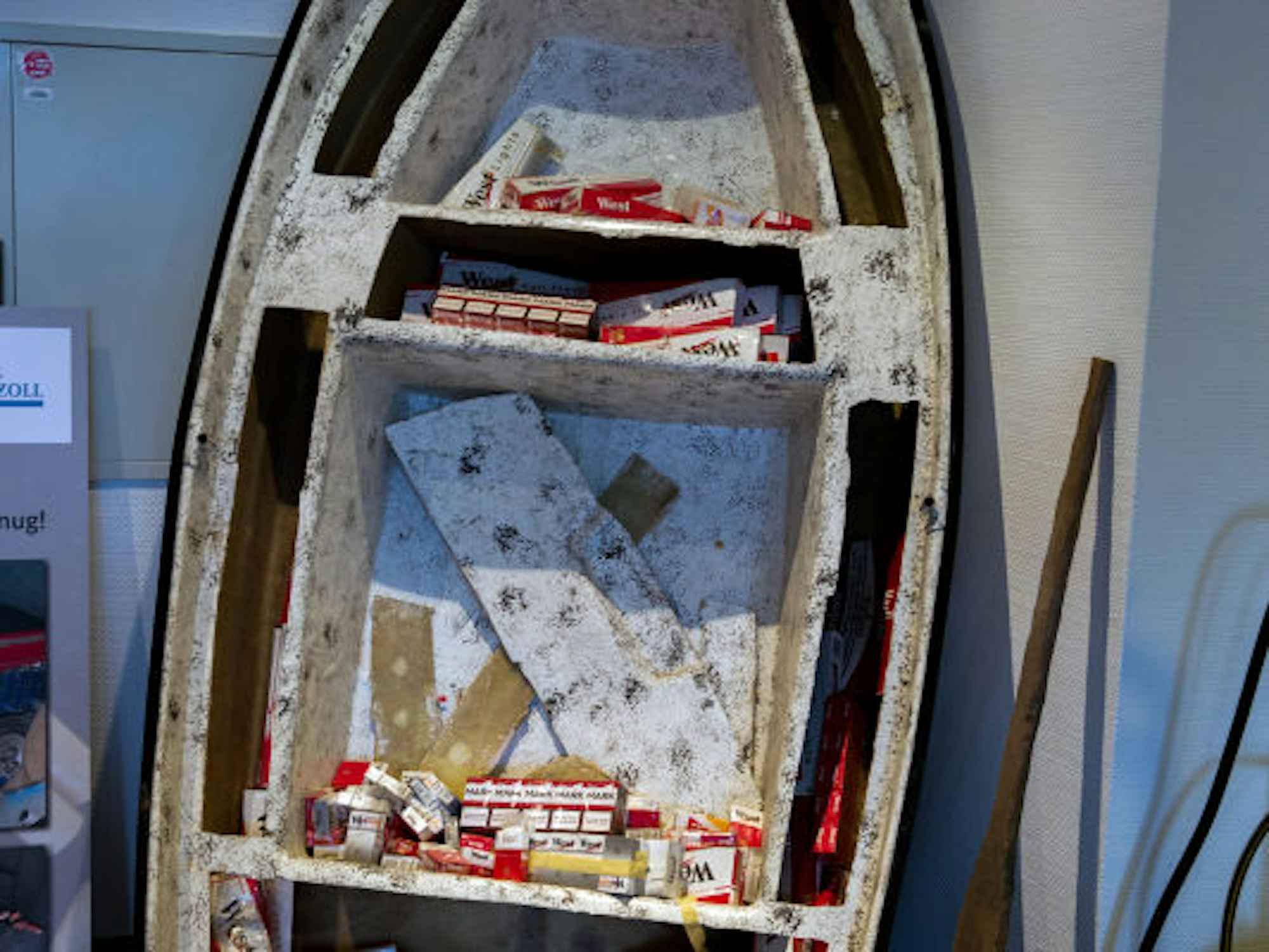 Ausstellungsstück im ZKA: Zigarettenschmuggel mit Ruderboot.
