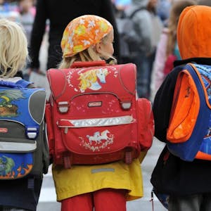 Grundschulkinder auf dem Weg zur Schule.