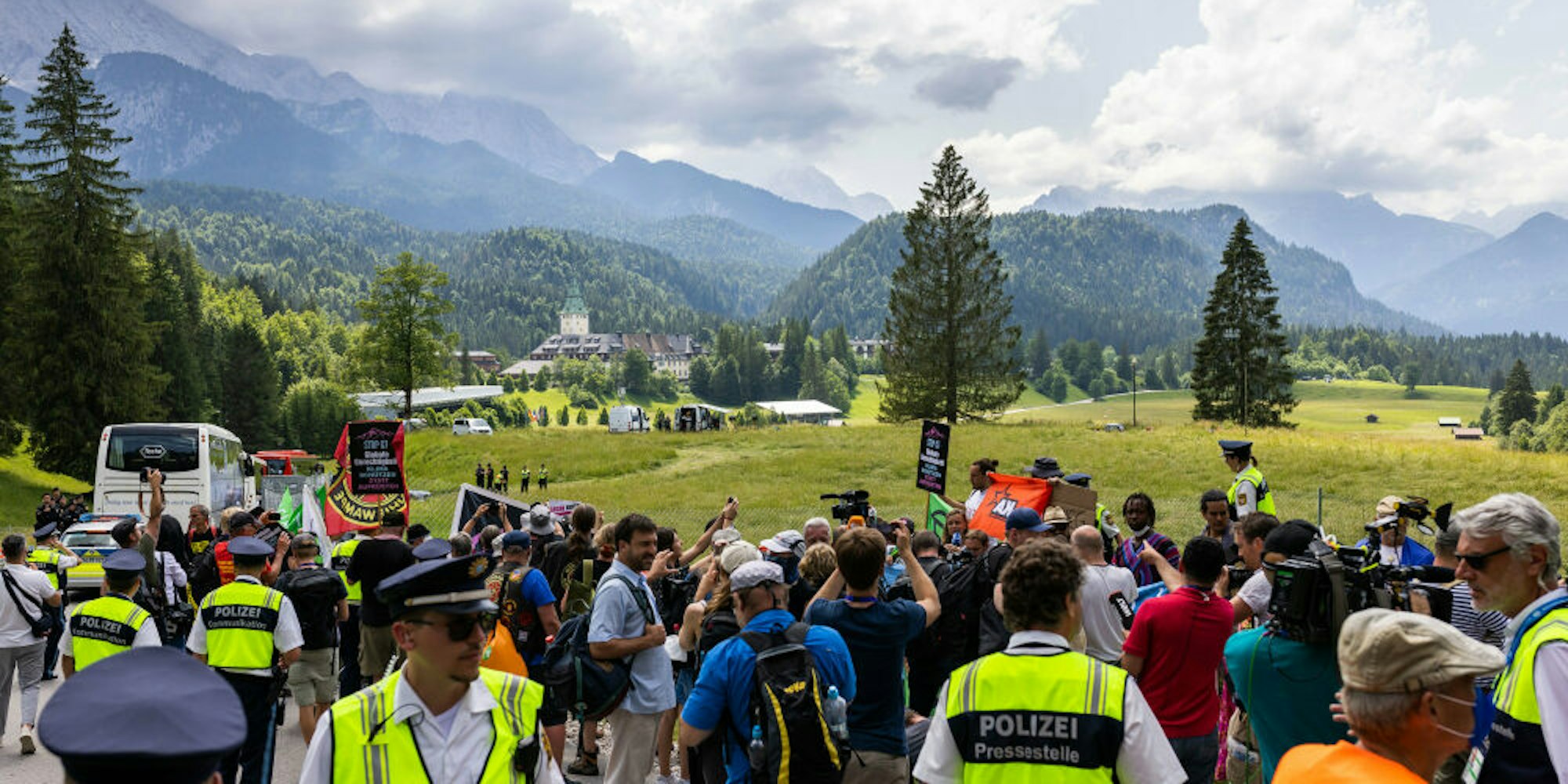 Die Teilnehmer einer Demo-Wanderung müssen stoppen. 50 G-7-Gegner hatten sich von Garmisch aus auf den Weg gemacht.