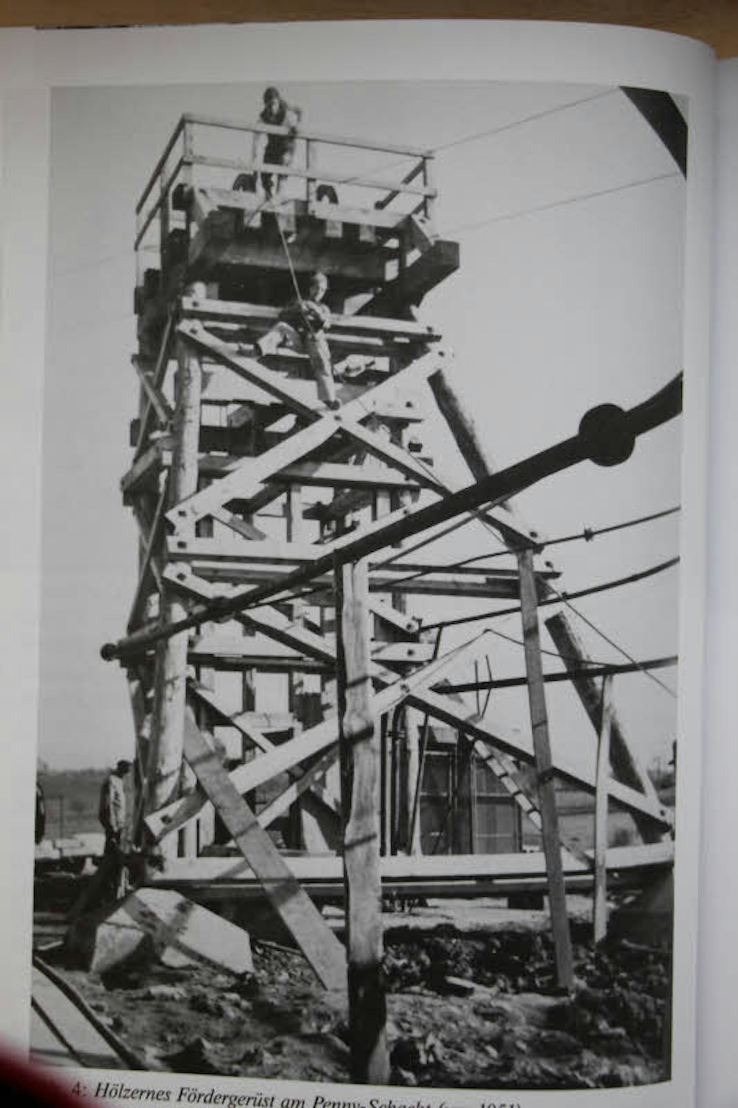 Ein Foto aus dem Jahr 1951 zeigt das hölzerne Fördergerüst der Grube Penny.