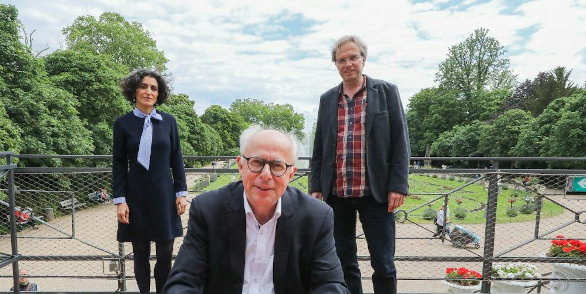 Das Spitzentrio der Linken: OB-Kandidat Jörg Detjen (M.), Ratsfrau Güldane Tokyürek (l.) und Heiner Kockerbeck.