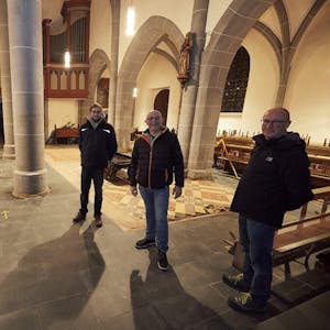 Die ausgeräumte Pfarrkirche samt der Löcher im Boden nehmen Clemens Pützer (v.l.), Harald Steffens und Frank Röhl in Augenschein.