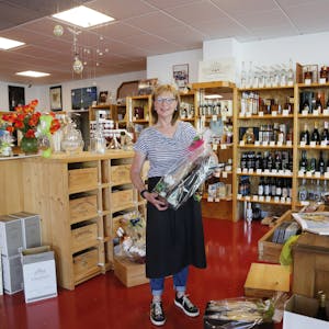 Monika Drews in ihrem Grengeler Weinladen