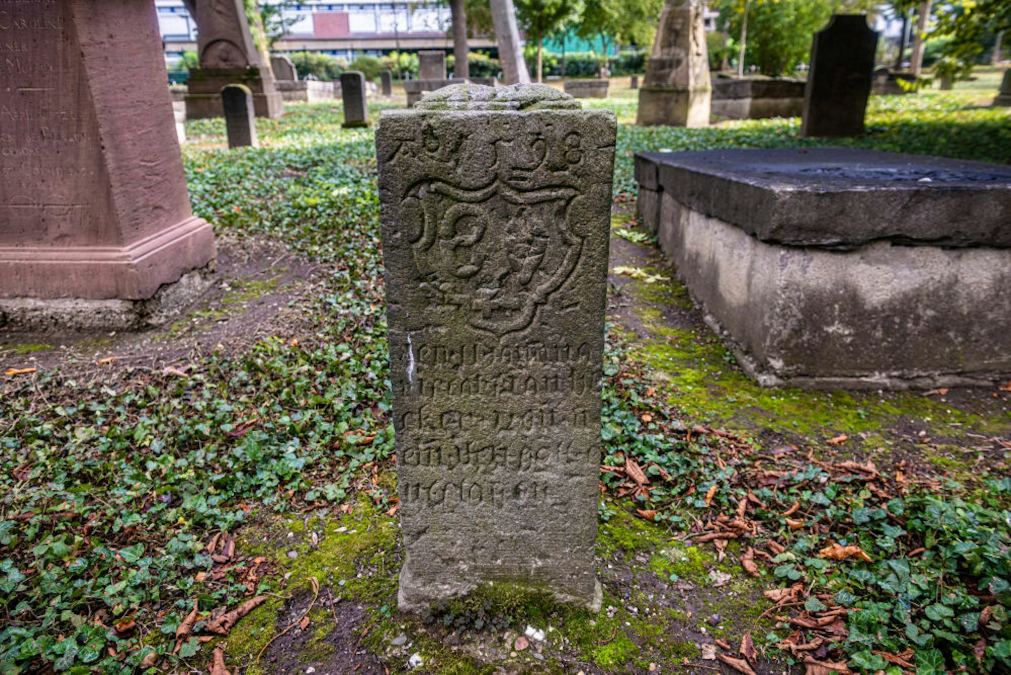 Geschichten aus der Vergangenheit ließ Dagmar Lutz (M.) auf dem Geusenfriedhof lebendig werden.