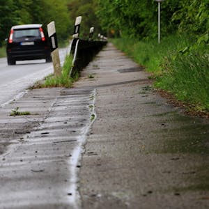 Der Fahrradweg an der Dürener Straße ist in einem schlechten Zustand. Nach Meinung der CDU muss es schnellstmöglichst zu Verbesserungen kommen.