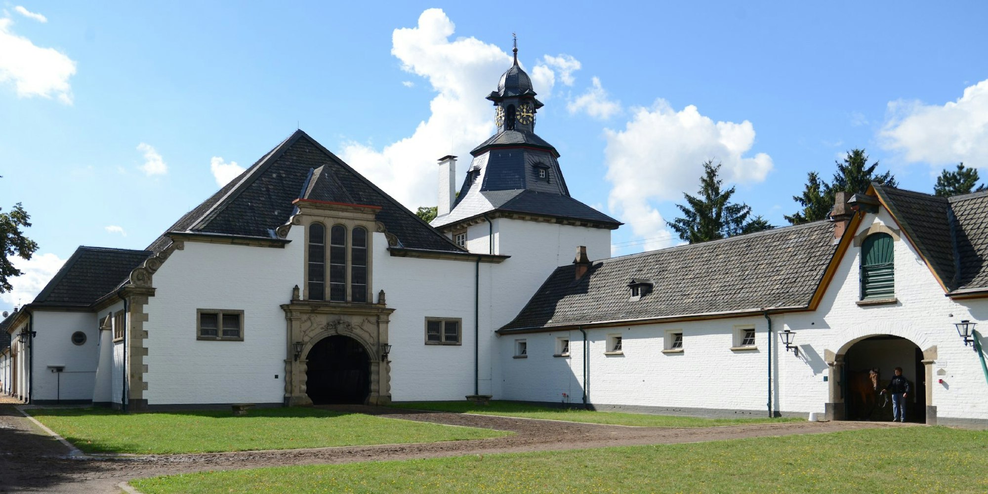 Das Gestüt Röttgen: Die komfortable Unterkunft für wertvolle Rennpferde gleicht einem Gutshof. Rechts befinden sich die Ställe für Hengste, im linken Teil des Gebäudes ist die Reithalle untergebracht.