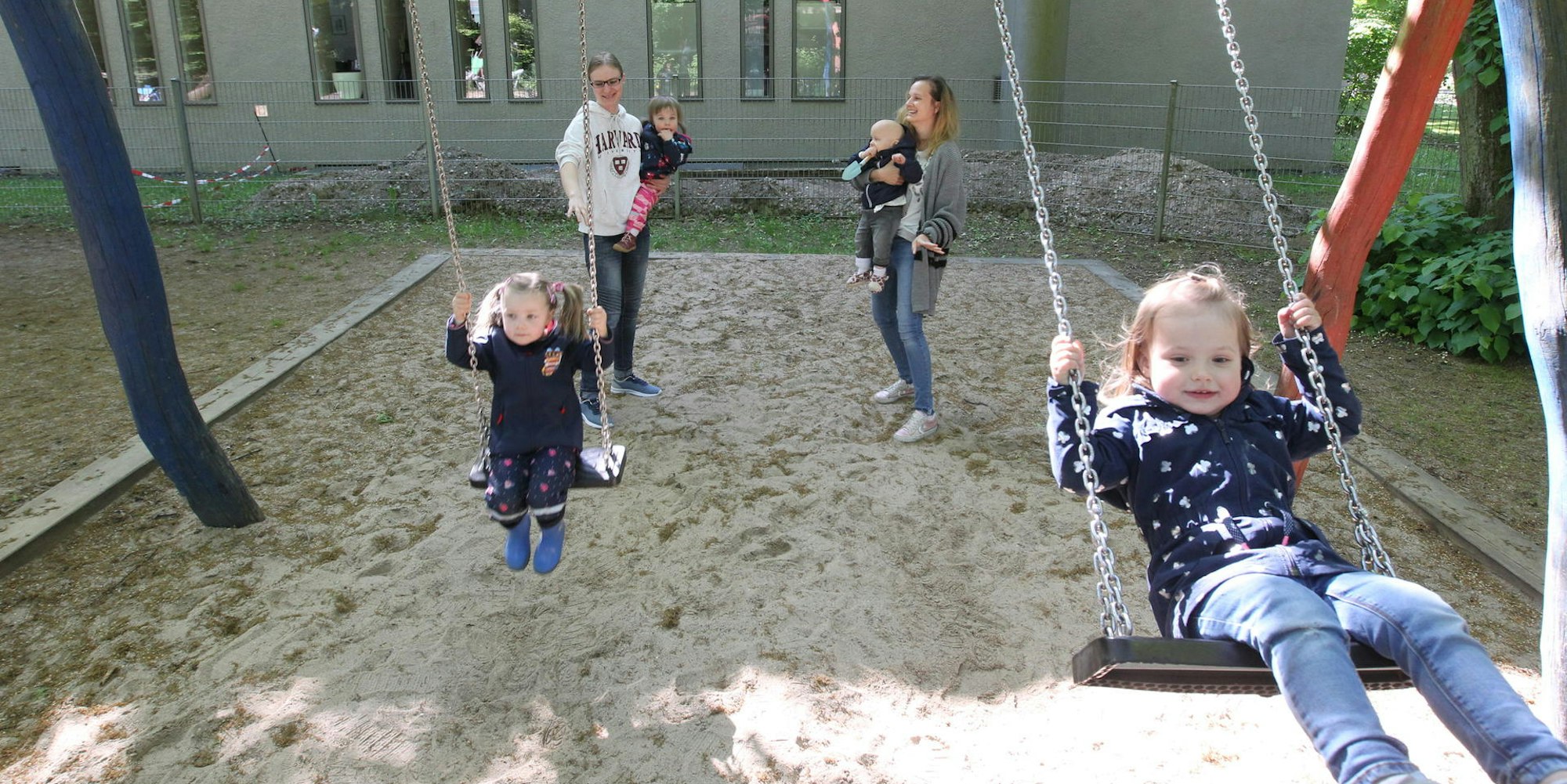 Natalie Prignitz mit Leonie und Elisa freut sich über den Austausch mit Mandy Otto, die mit Emilia und Louis auf dem Spielplatz ist.