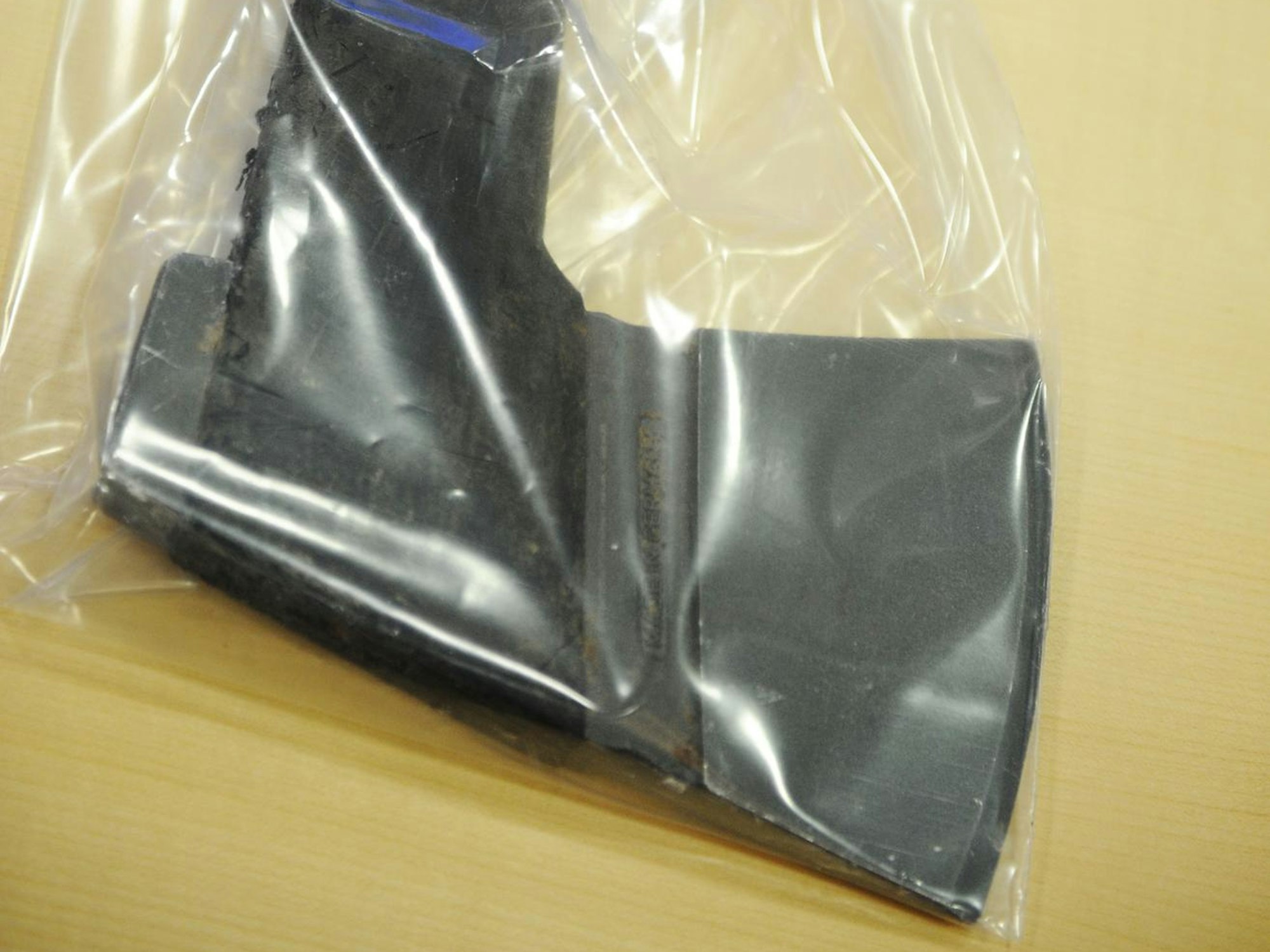 Eine Axt in einer durchsichtigen Plastiktüte der Polizei