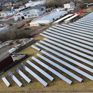 Mehrere große Solarparks wie in Herhahn (unser Bild) wollen Investoren im Euskirchener Stadtgebiet bauen.