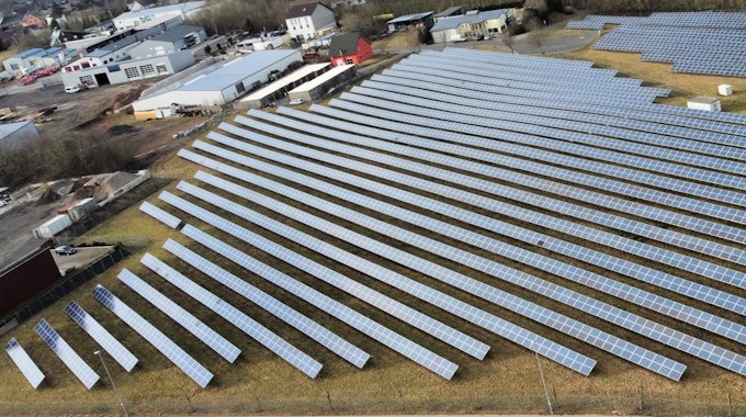 Mehrere große Solarparks wie in Herhahn (unser Bild) wollen Investoren im Euskirchener Stadtgebiet bauen.