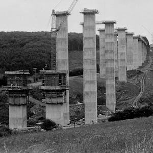 Vor rund 40 Jahren wurde die Autobahn durch den Kreis Euskirchen gebaut. Seitdem überspannt die 800 Meter lange Quartbachtalbrücke in bis zu 55 Metern Höhe das Tal bei Zingsheim. Innerhalb von neun Monaten wurde die 24 Millionen Mark teure Brücke gebaut.