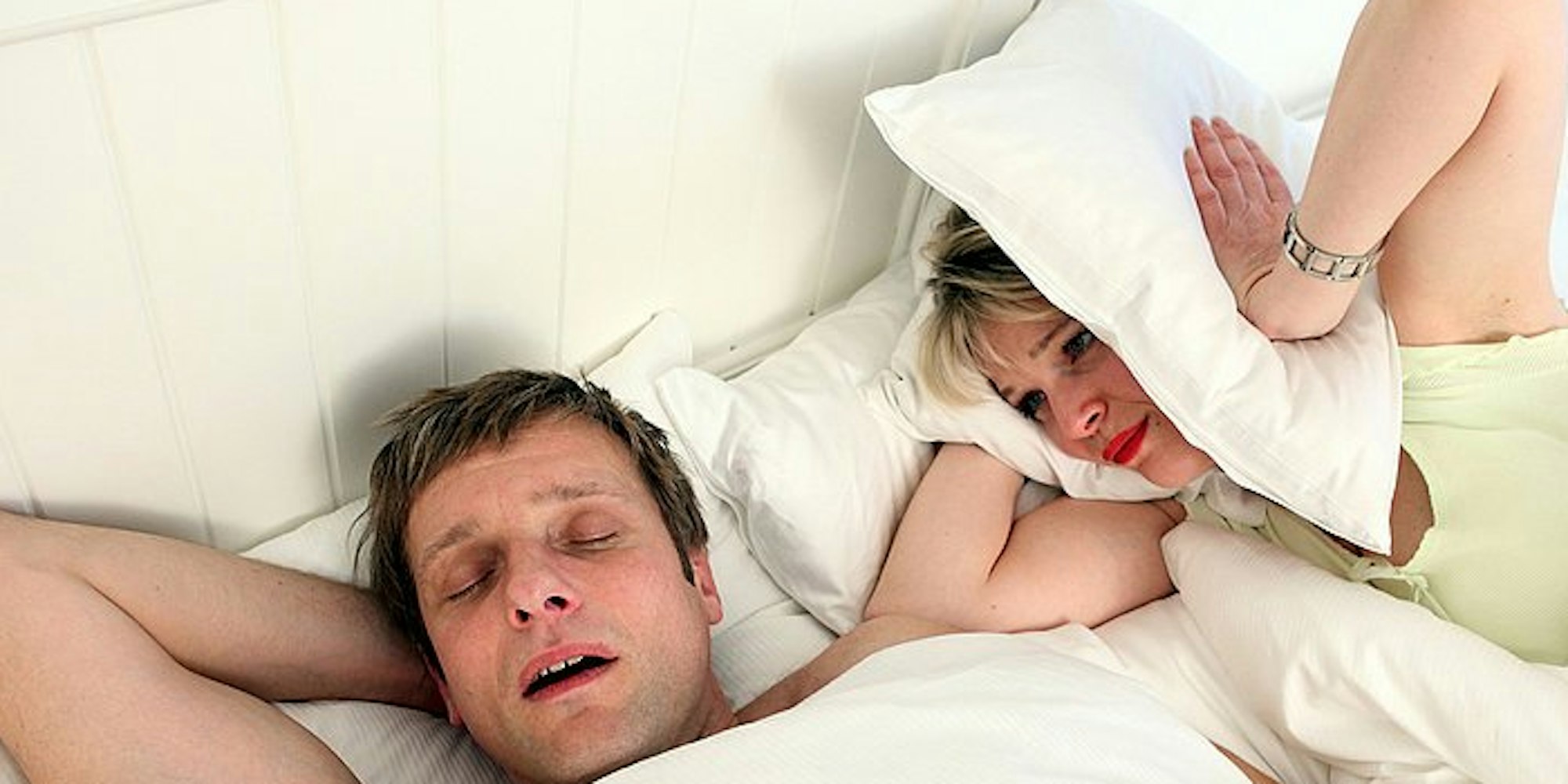 Schnarcht der Partner, ist an Schlaf oft nicht zu denken.