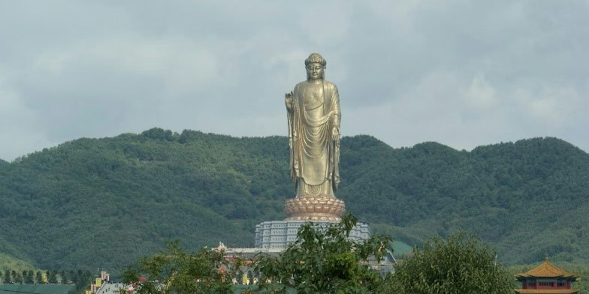 Der Spring Temple Buddha in China ist mit 153 Metern die größte Statue der Welt.