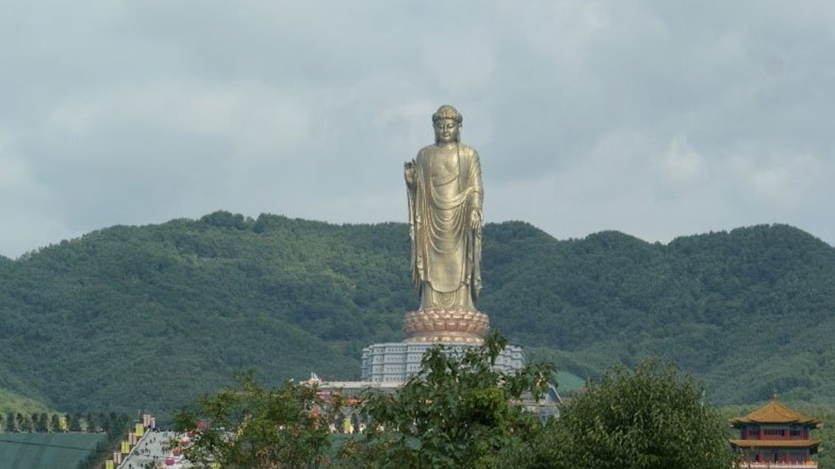 Der Spring Temple Buddha in China ist mit 153 Metern die größte Statue der Welt.