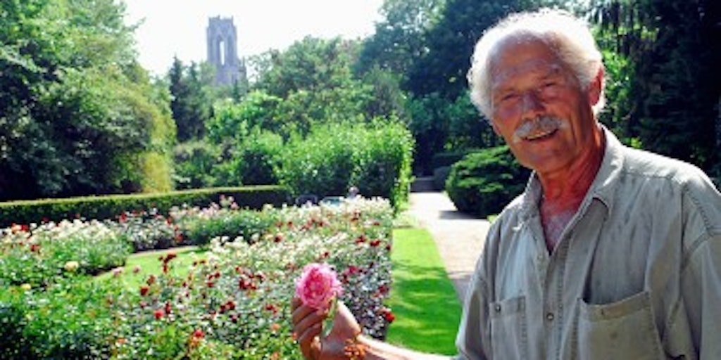 Gärtner Günter Kochs schwärmt von den Blumen, die er im Hilde-Domin-Park pflegt. (Bild: Gauger)
