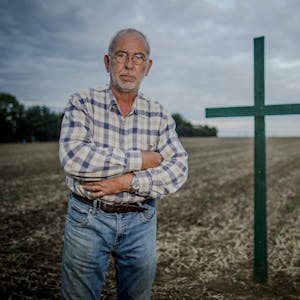 Landwirt Willi Kremer-Schillings aus Rommerskirchen hat die grünen Protest-Kreuze erfunden.