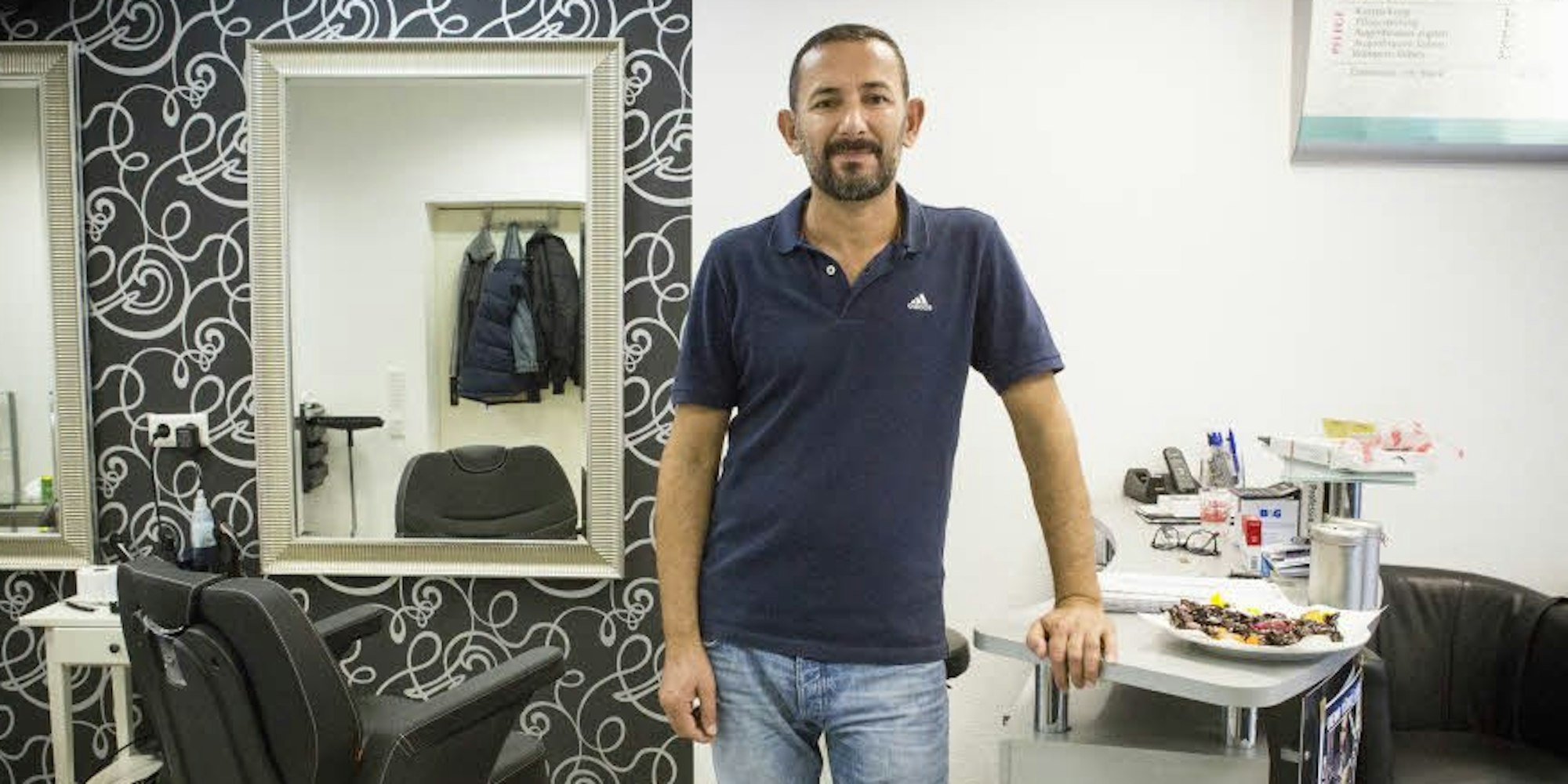 Özcan Yildirim, der „Kuaför aus der Keupstraße“, in seinem wiederaufgebauten Salon.