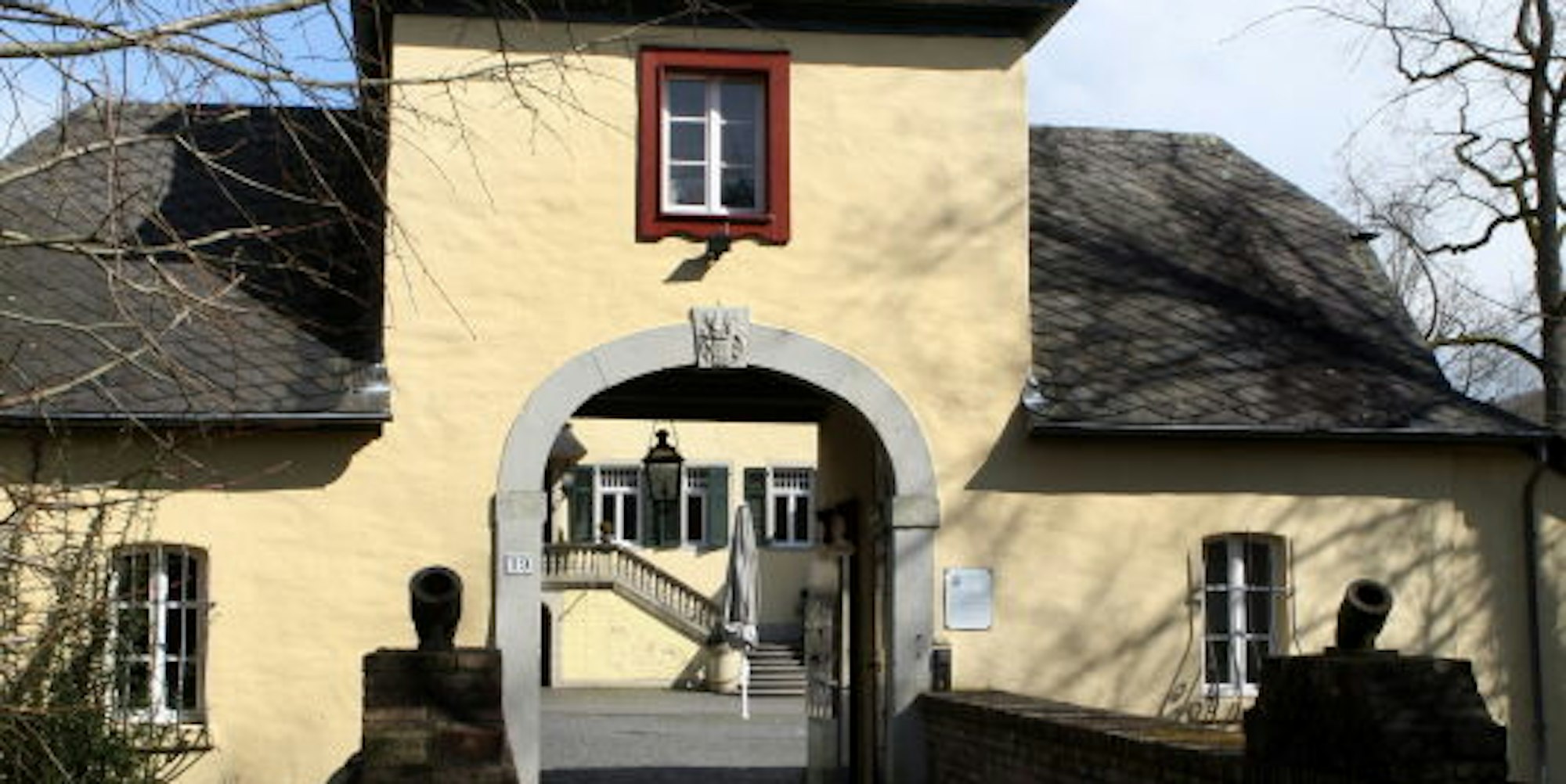 Auf ein befestigtes Haus in der sumpfigen Flussaue geht Rösraths heutige „gute Stube“ Schloss Eulenbroich mit der markanten Torburg zurück. Die hat’s sogar ins Logo der Stadt geschafft.