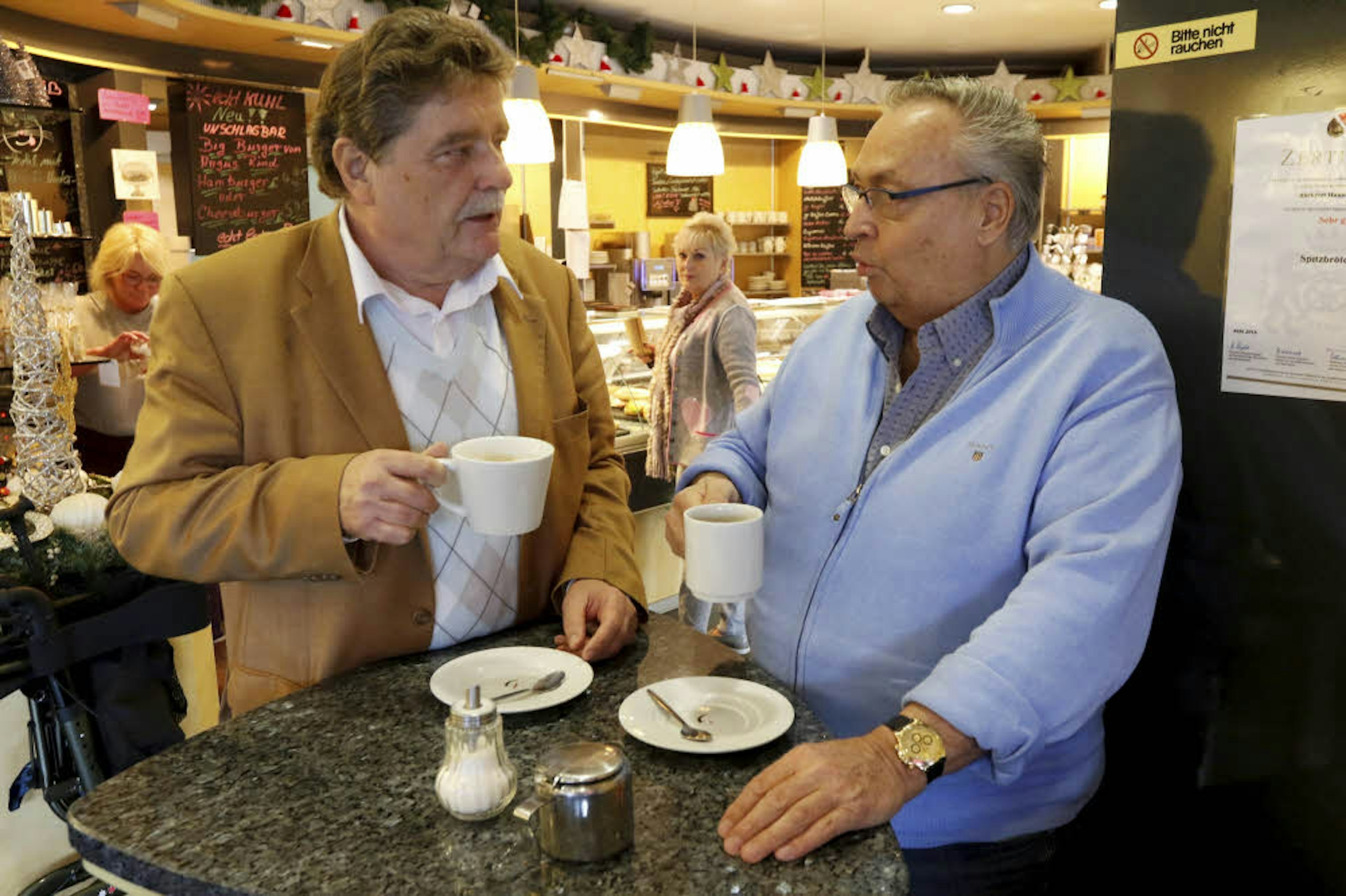 Bäcker Hans-Gerd Kuhl trinkt Kaffee mit Schramma.