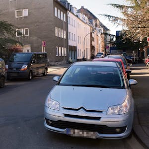 Die Herderstraße in Lindenthal ist zugeparkt.