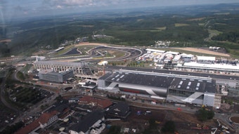 Der Nürburgring liegt in Adenau in der Eifel. Nicht nur an Renntagen ist dort viel los.