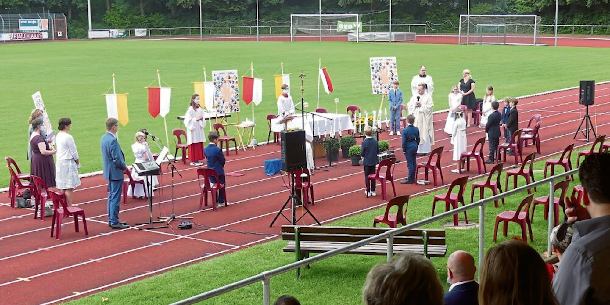 Bei der Erstkommunion im Hennefer Fußballstadion wurde im Sommer auf die Mindestabstände geachtet.