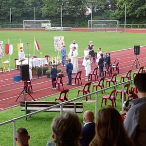 Bei der Erstkommunion im Hennefer Fußballstadion wurde im Sommer auf die Mindestabstände geachtet.