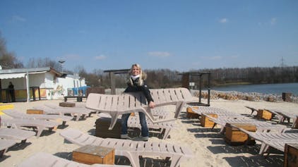 Melanie Hausmann und die fleißigen Helfer haben unter anderem 600 Sonnenliegen am Strand des Otto-Maigler-Sees aufgebaut.