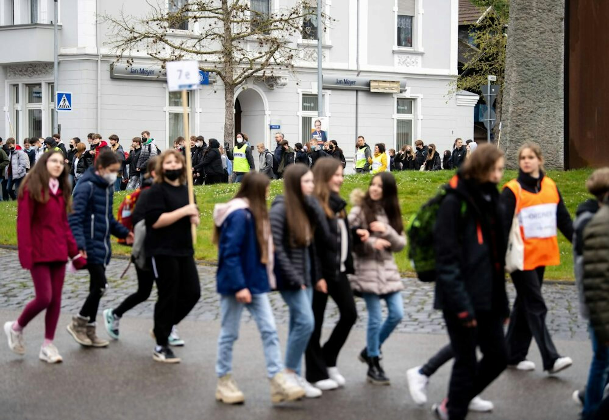Symbolträchtiges Bild am Europakreisel: Marienschüler auf dem Weg zur Schlusskundgebung.