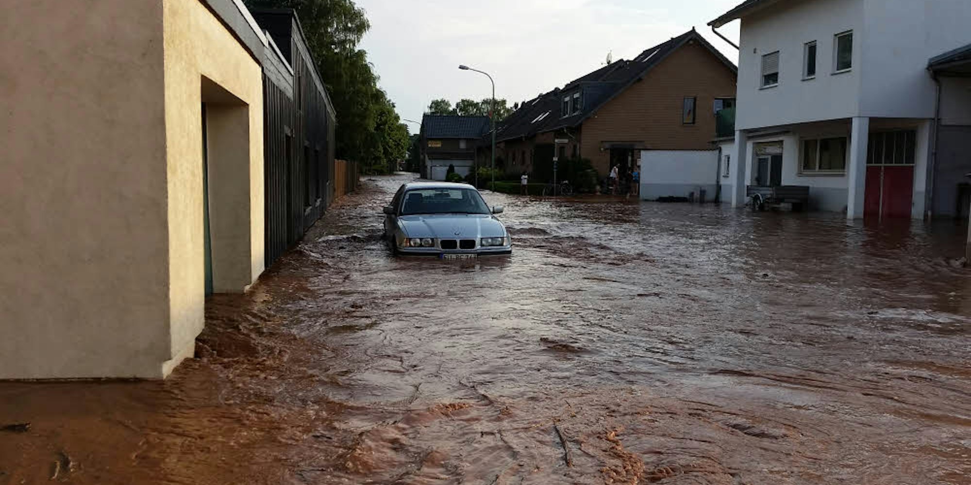 Der Rotbach überflutete in Schwerfen am 21. Juli auch die Straßen „An der Gülichsburg“ und setzte zahlreiche Keller unter Wasser.