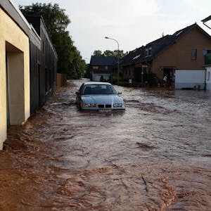 Der Rotbach überflutete in Schwerfen am 21. Juli auch die Straßen „An der Gülichsburg“ und setzte zahlreiche Keller unter Wasser.