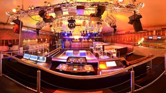 Der Club „Nachtflug“ von innen, im Vordergrund steht das DJ-Pult, hinten ist die Tanzfläche samt Dicokugel zu sehen.