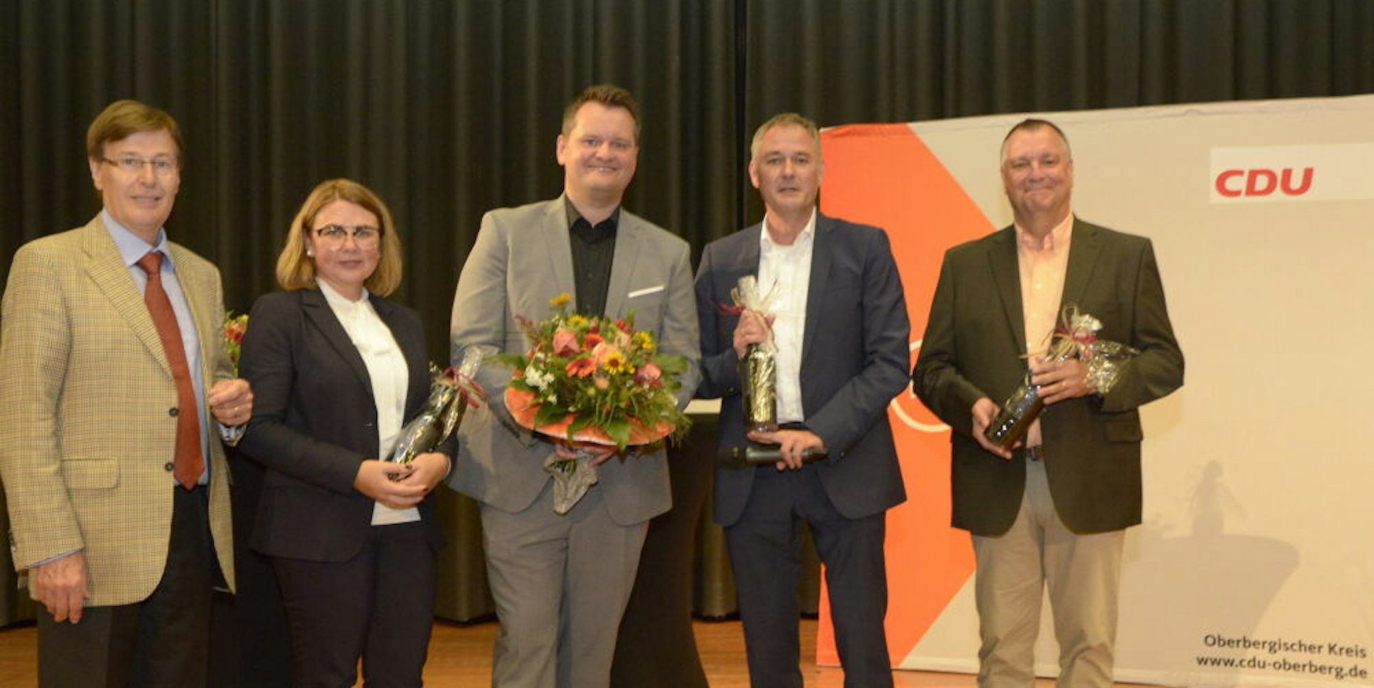 Wahlsieger Christian Berger gratulierten Peter Biesenbach, Elisabeth Dusdal, Dr. Carsten Brodesser und Jörg Jansen.