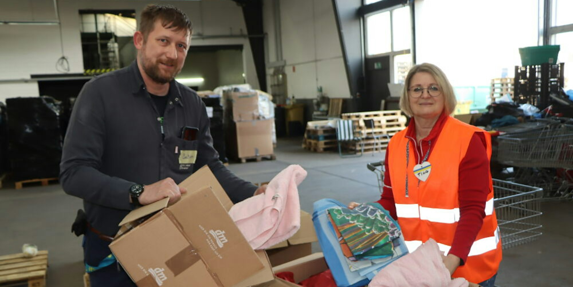 Martina Stupp-Großlau und Bastian Neumann verpacken die Sachspenden für die Partnerstadt Jelenia Góra.