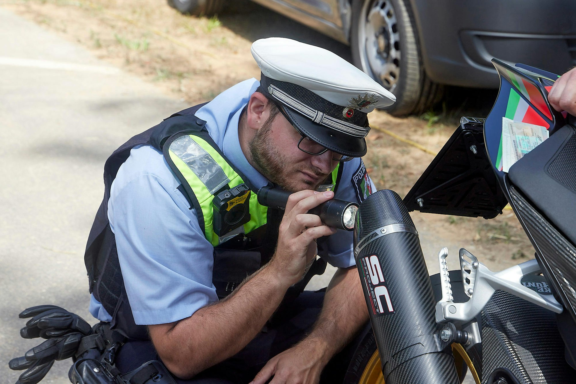 Genau werden die sogenannten dB-Eater in den Motorradschalldämpfern von den speziell geschulten Polizeibeamten kontrolliert.