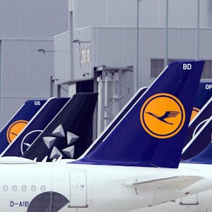Flugzeuge der Lufthansa stehen auf einem Flughafen.&nbsp;