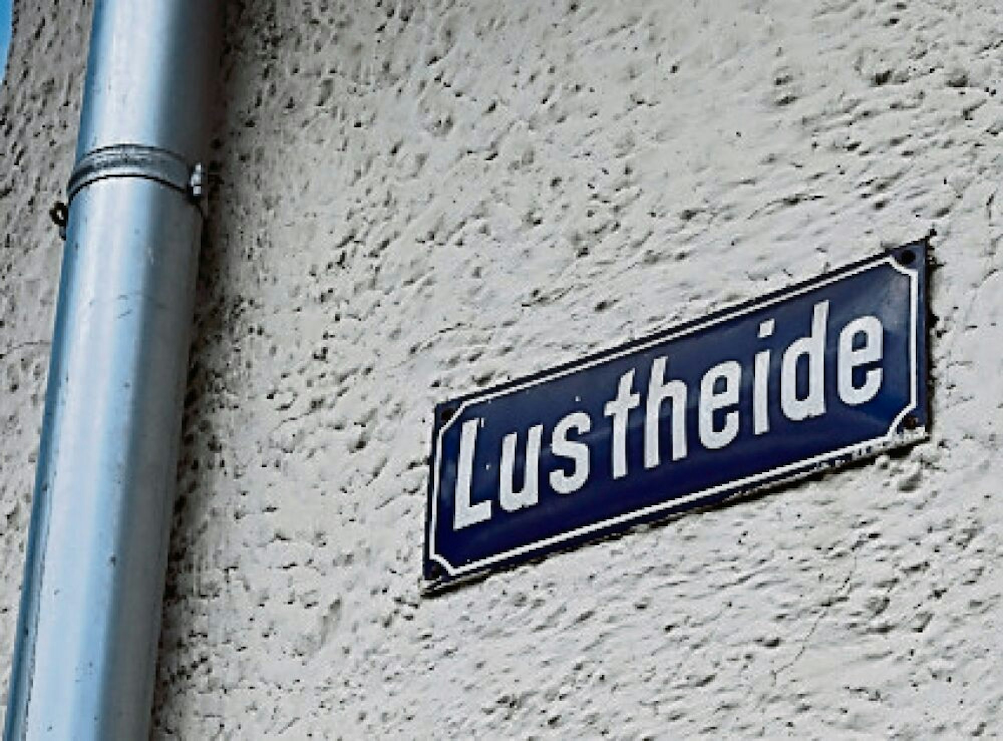 Die Straße Lustheide, Hinweis am Tankstellengebäude.