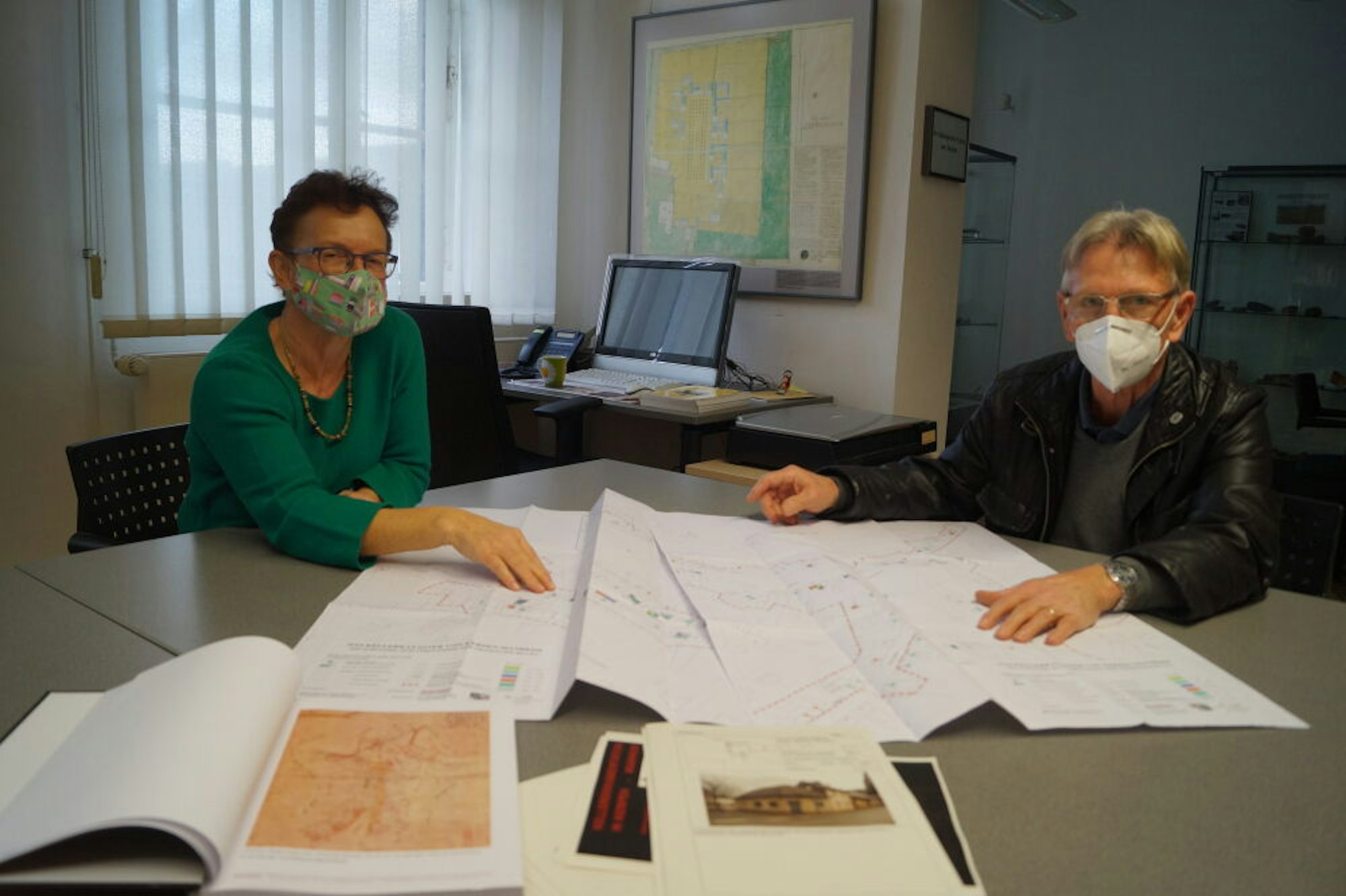 Susanne Harke-Schmidt und Rolf Axer vom Heimatverein Kerpen begleiteten die Untersuchungen.