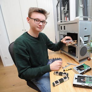 Julian Riepe mit seinem ersten Computer, den er noch heute nutzt – und gerne daran herumschraubt.