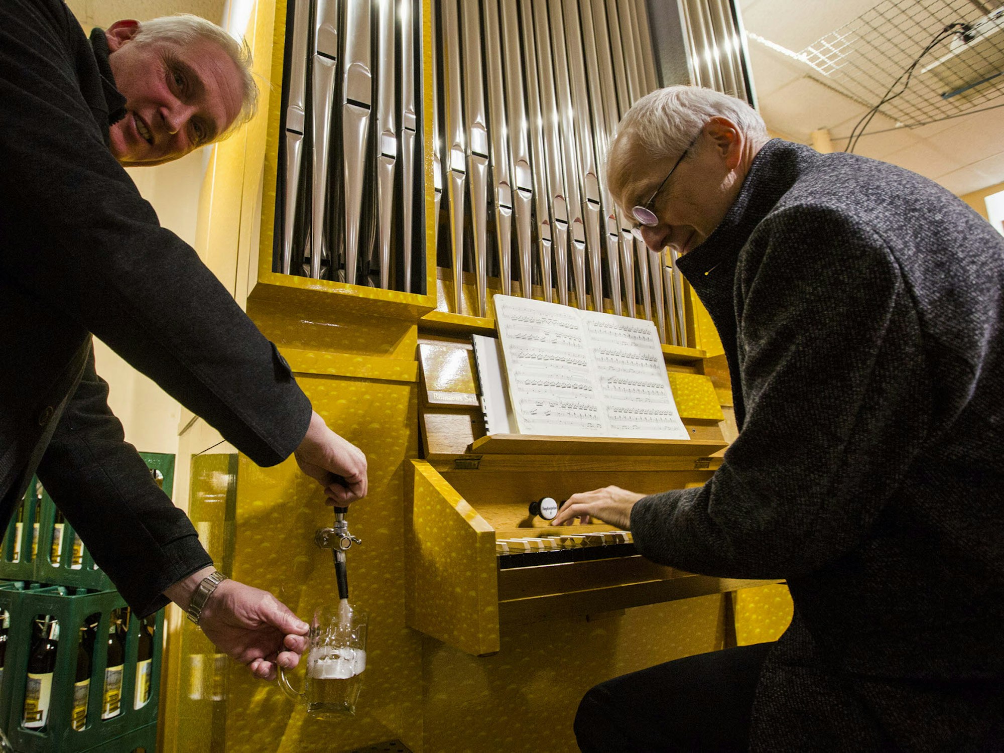 Sogar Domorganist Winfried Bönig testete Orgel und Bier. Das gibt’s nur in Worringen.